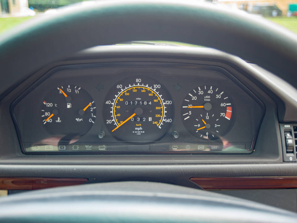 Bild 8/23 von Mercedes-Benz 200 E-16 (1993)