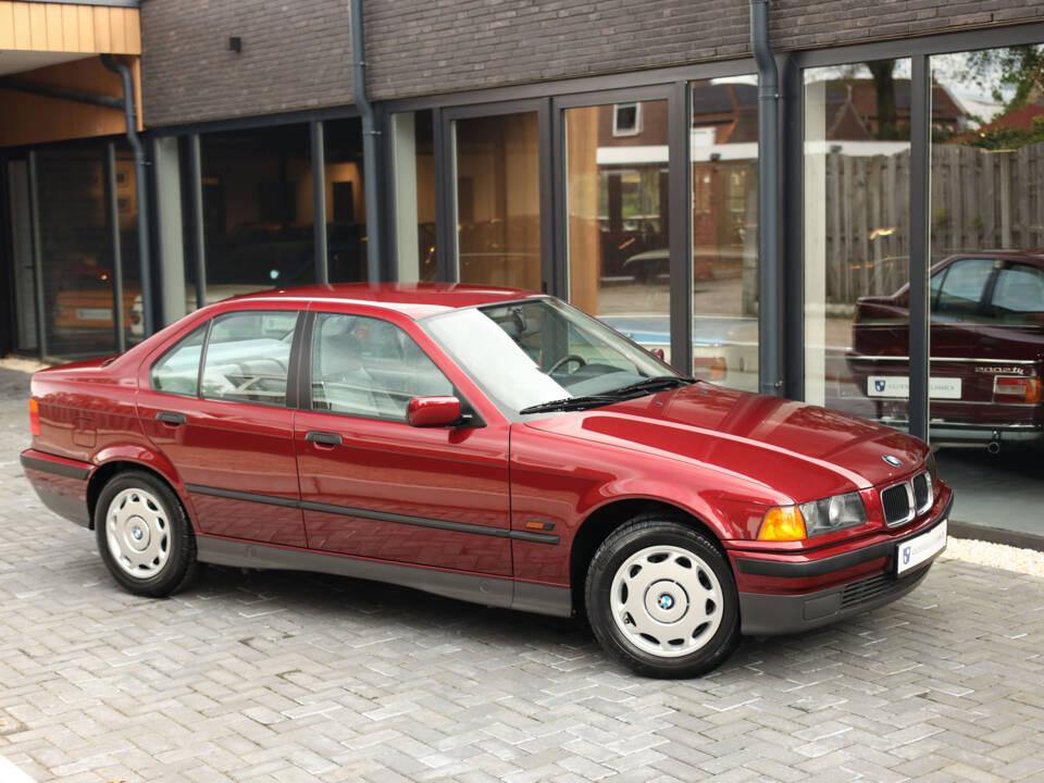 Image 3/88 de BMW 320i (1996)