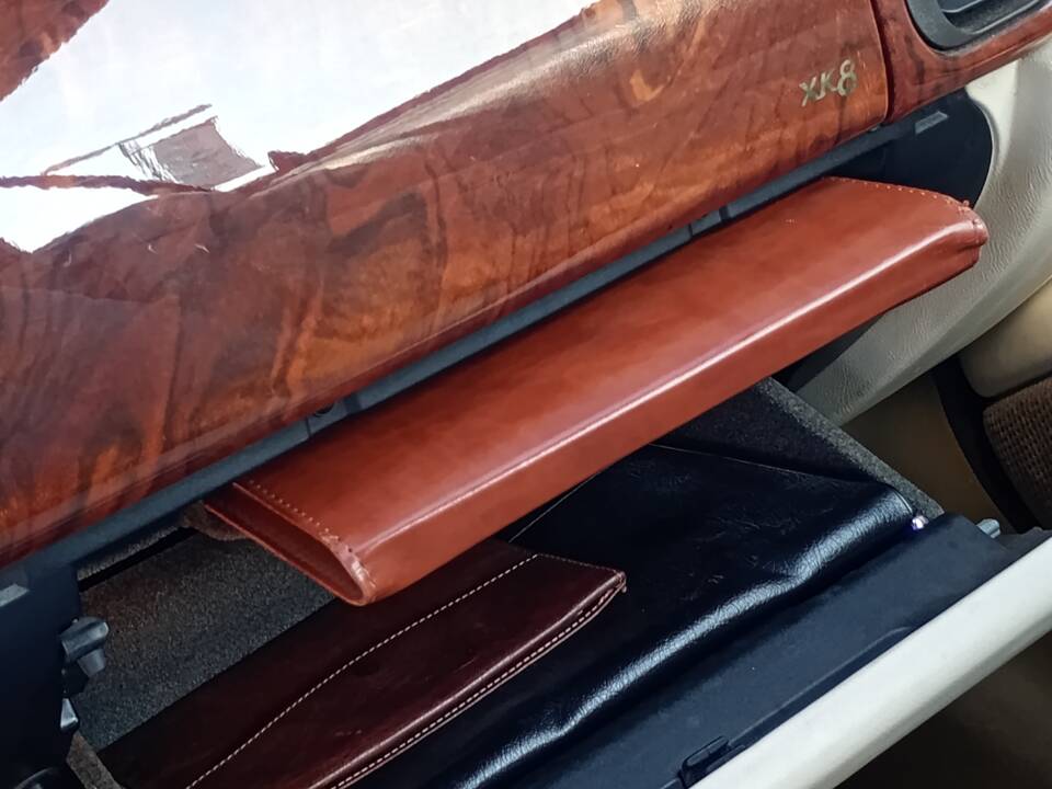 Immagine 17/39 di Jaguar XK8 4.0 (1998)