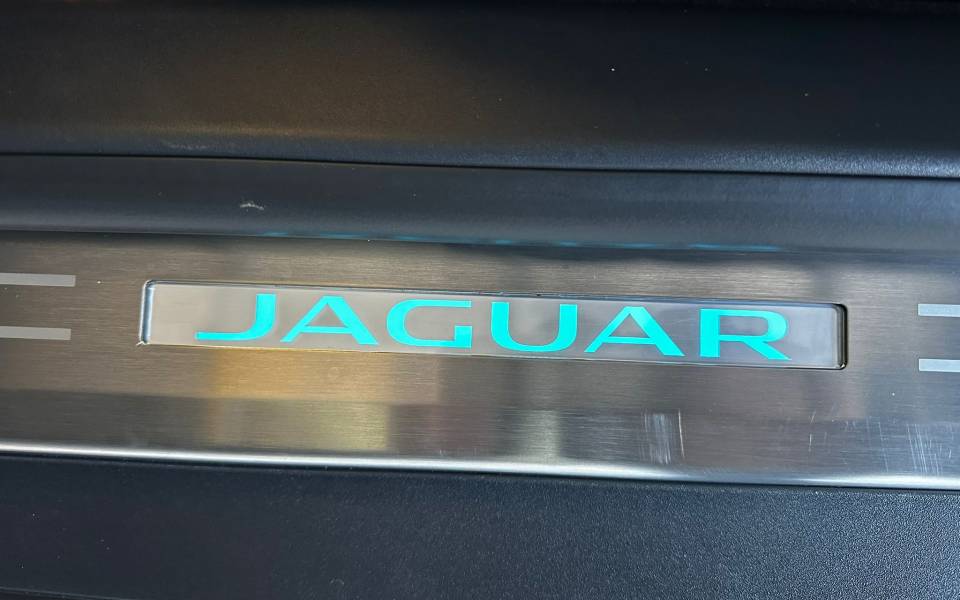 Image 15/50 of Jaguar F-Type SVR (2017)