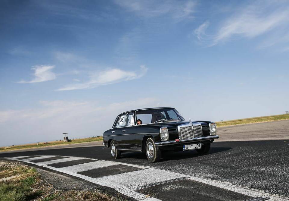 Image 5/8 de Mercedes-Benz 200 (1970)
