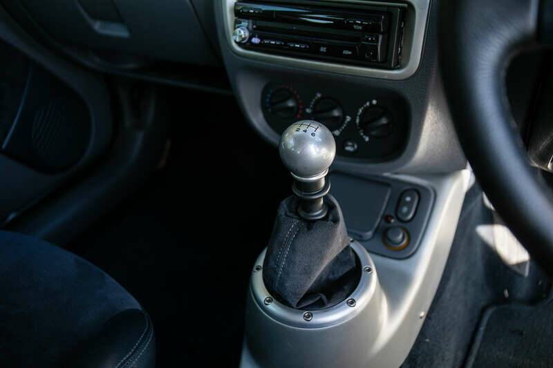 Image 36/40 of Renault Clio II V6 (2002)