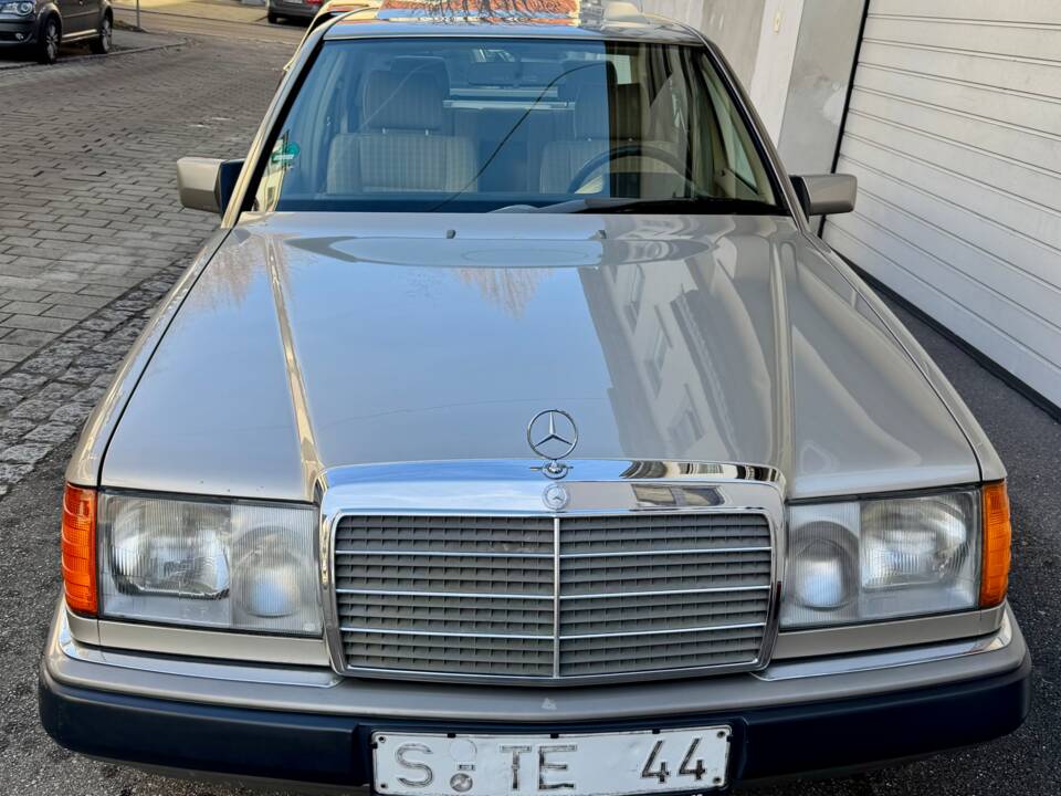 Afbeelding 4/14 van Mercedes-Benz 200 E (1989)