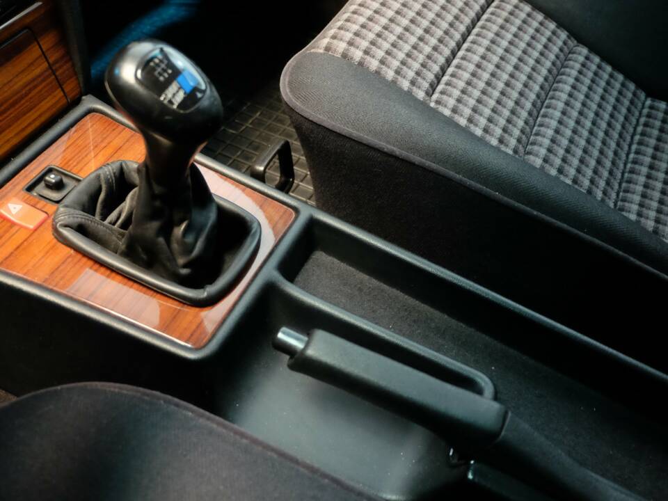 Bild 9/32 von Mercedes-Benz 190 E 1.8 (1991)