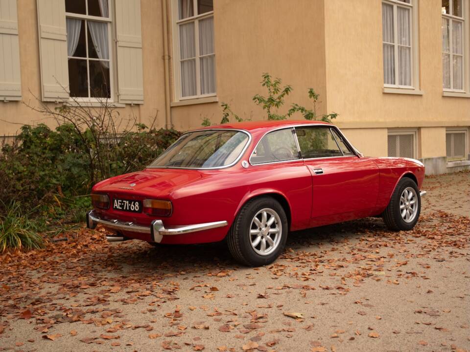 Image 7/28 of Alfa Romeo 2000 GT Veloce (1972)