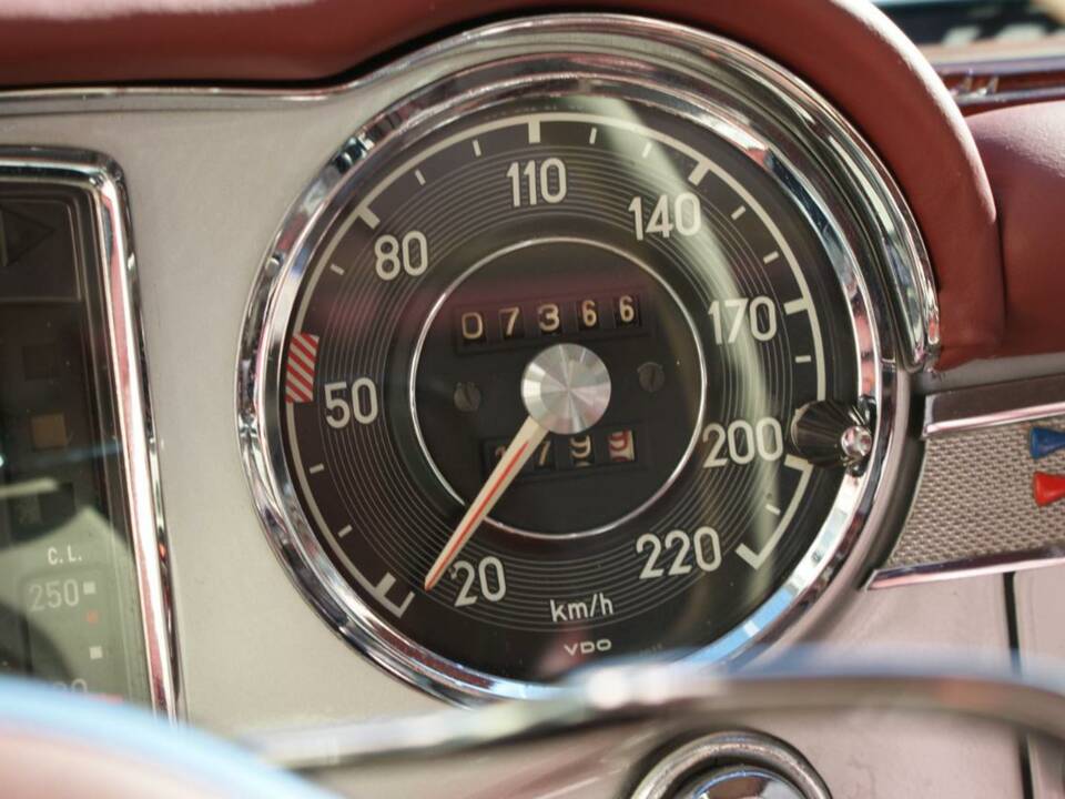 Image 34/50 of Mercedes-Benz 230 SL (1967)