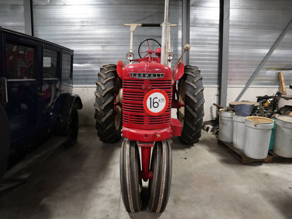 Image 5/27 of Farmall H (1945)