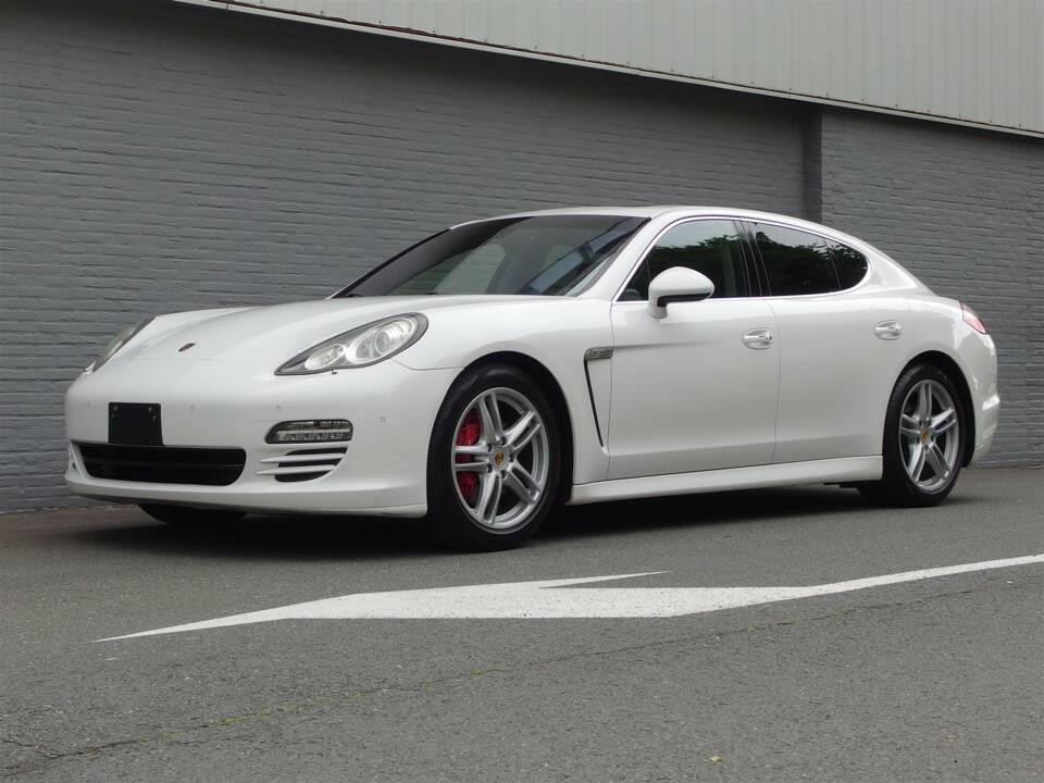 Image 1/98 of Porsche Panamera S (2010)
