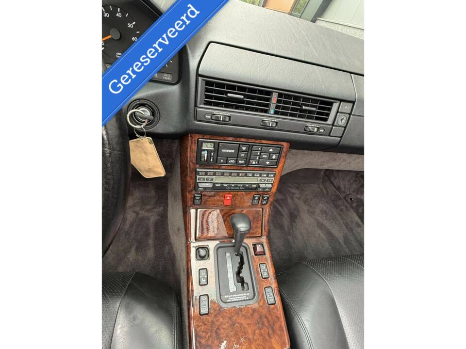 Image 30/50 of Mercedes-Benz 500 SL (1991)