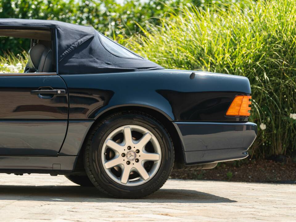 Image 6/45 of Mercedes-Benz 500 SL (1990)