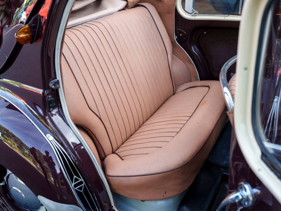Immagine 29/33 di Renault 4 CV Décapotable (1951)