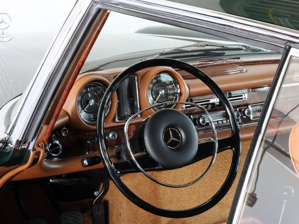 Image 12/99 of Mercedes-Benz 280 SE 3,5 (1971)