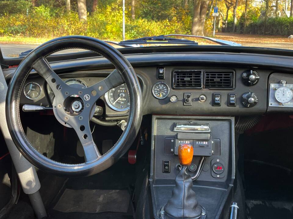 Afbeelding 10/23 van MG MGB GT (1972)