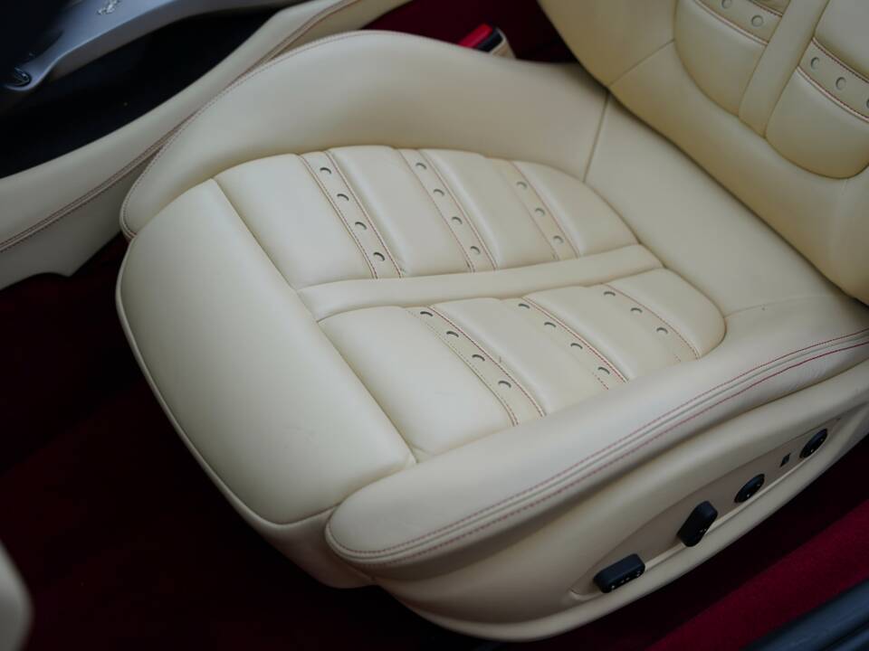 Image 20/50 of Ferrari California (2010)