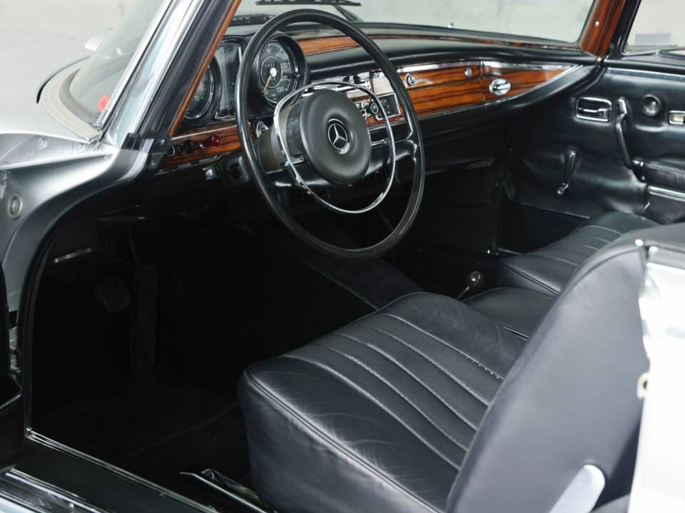 Image 22/48 of Mercedes-Benz 280 SE (1969)
