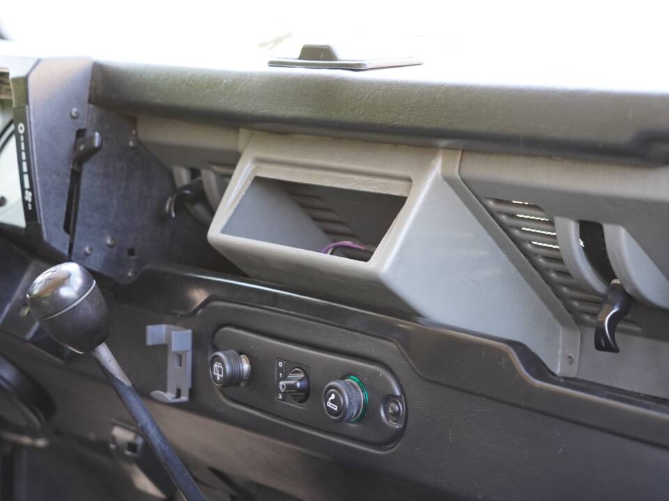 Image 17/64 of Land Rover Defender 90 Td5 (1999)