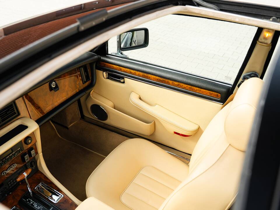 Image 20/37 of Daimler Double Six (1992)