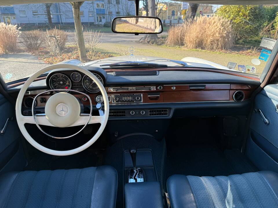 Image 19/44 of Mercedes-Benz 280 SEL 3,5 (1971)
