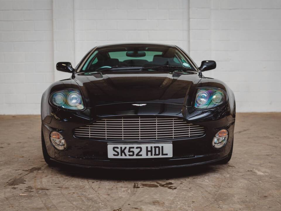 Image 3/8 of Aston Martin V12 Vanquish (2003)