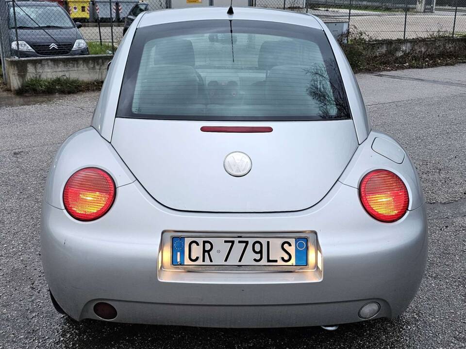 Bild 10/22 von Volkswagen New Beetle 1.9 TDI (2003)