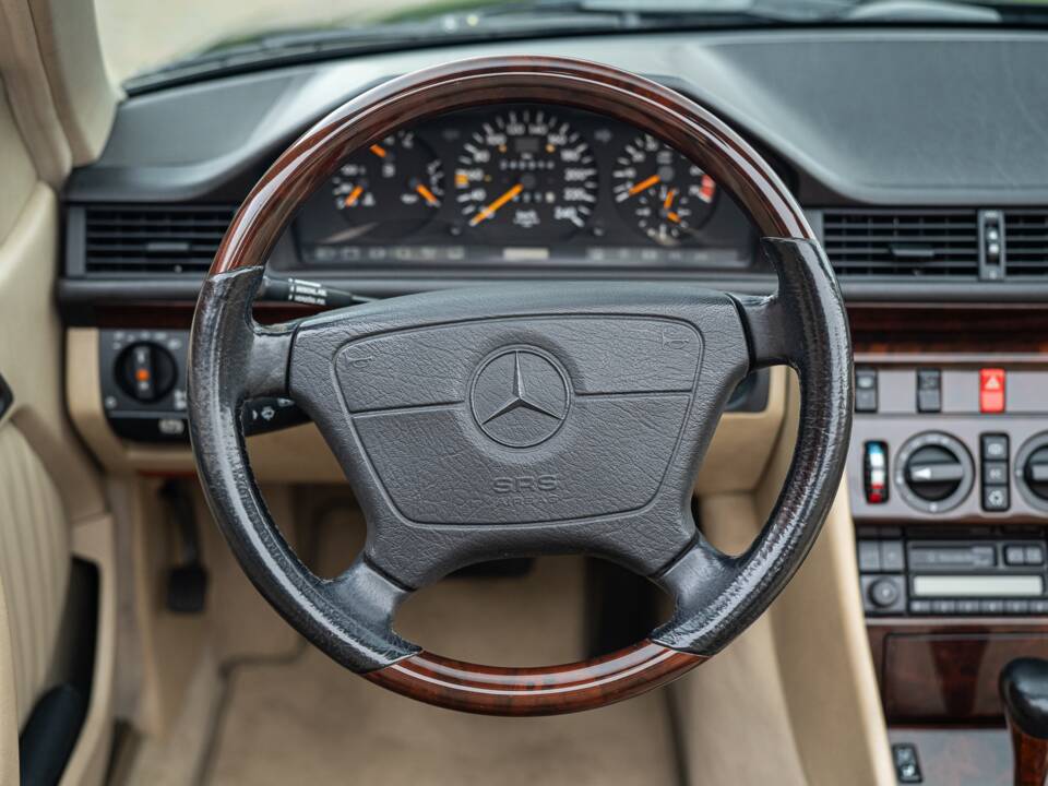 Image 37/83 de Mercedes-Benz E 220 (1996)