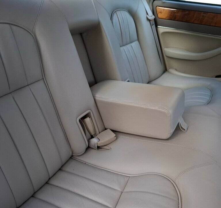 Image 8/8 of Jaguar XJ6 3.2 Executive (1996)