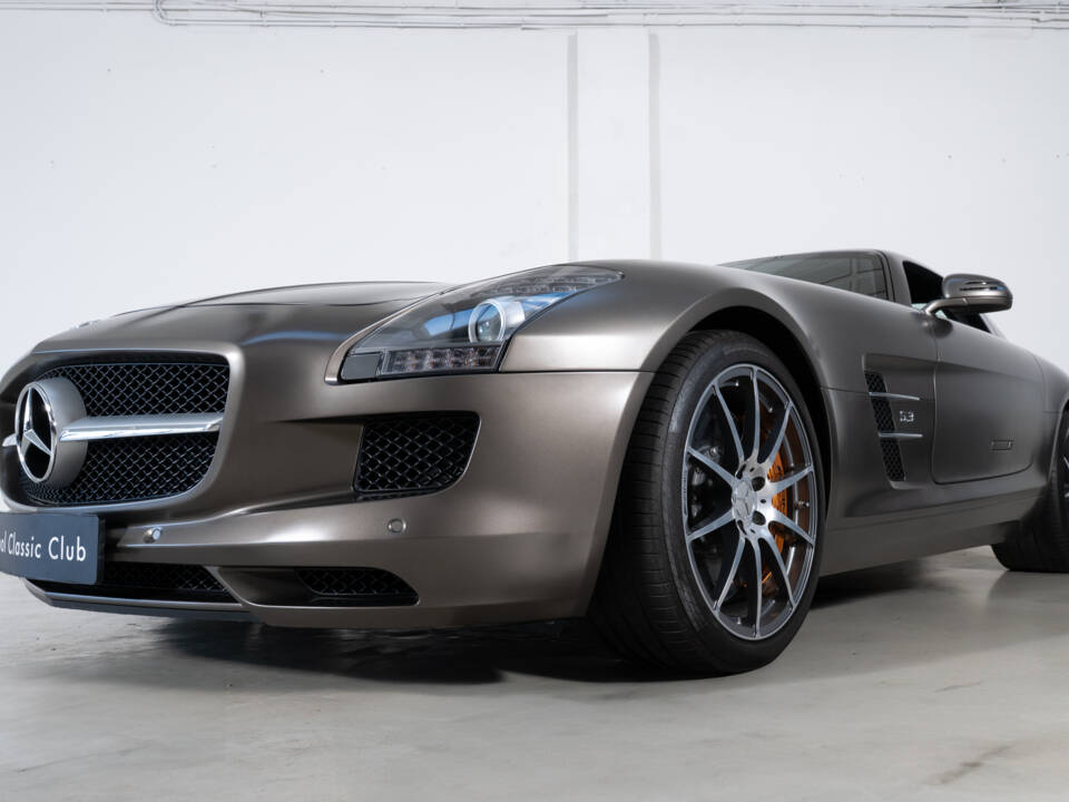 Image 17/33 of Mercedes-Benz SLS AMG (2010)