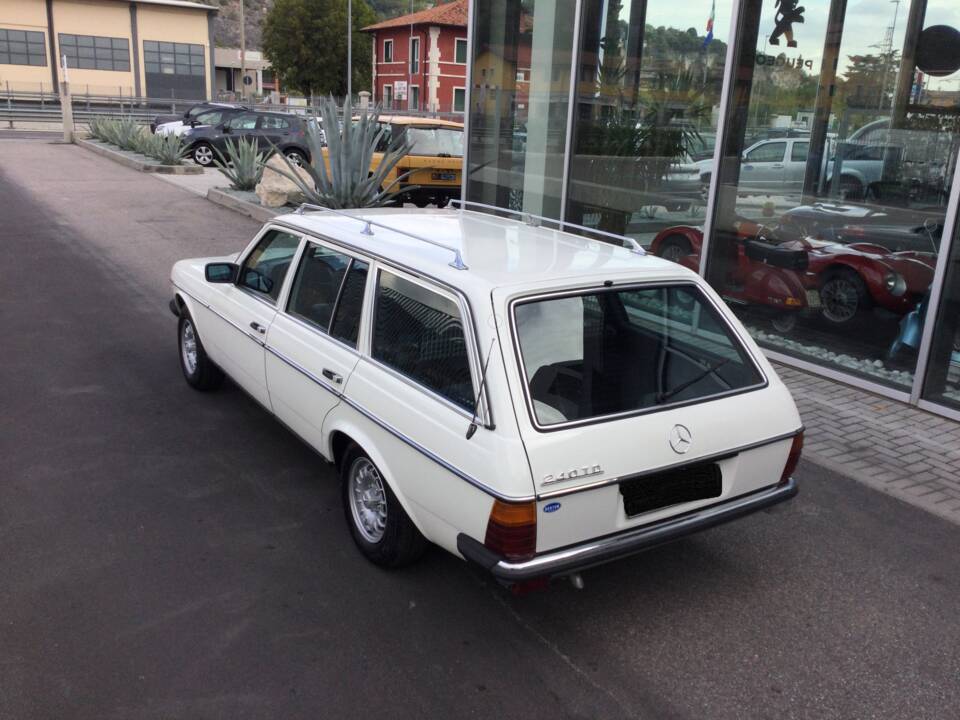 Immagine 7/39 di Mercedes-Benz 240 TD (1983)