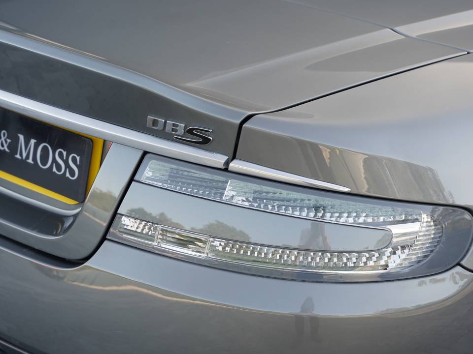 Image 17/50 of Aston Martin DBS Volante (2011)
