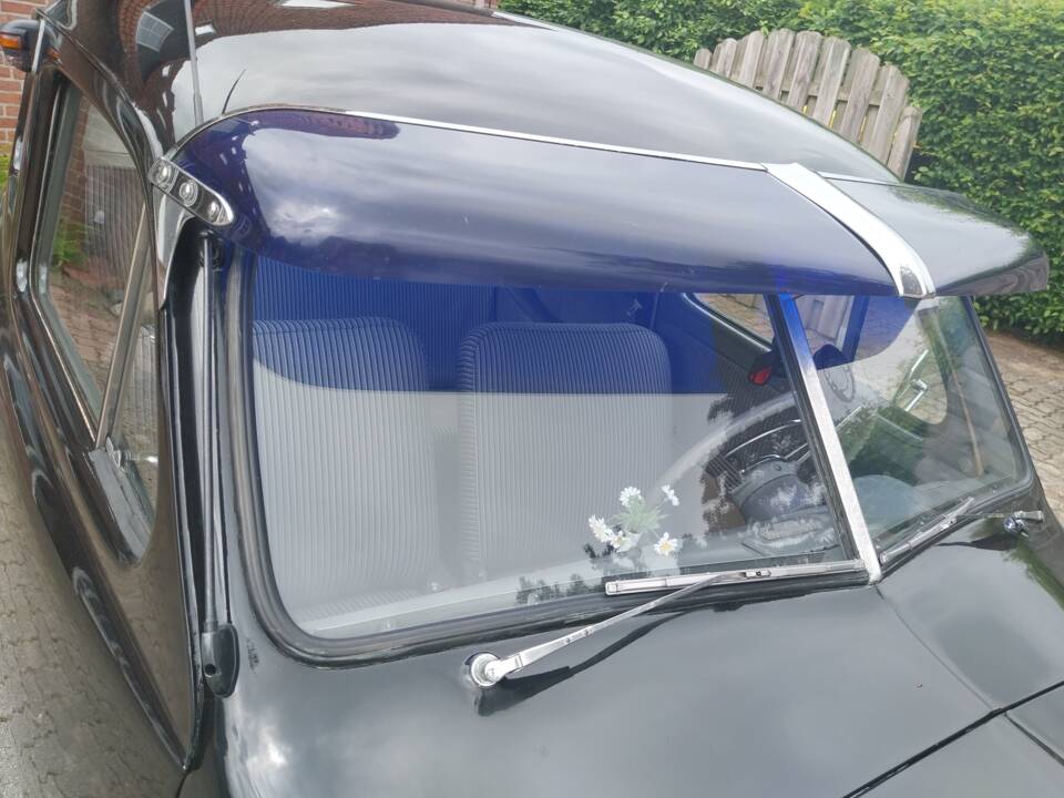 Image 4/18 of Volvo PV 444 (1954)