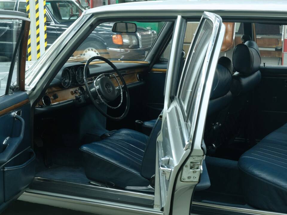 Image 18/50 of Mercedes-Benz 300 SEL 3.5 (1972)