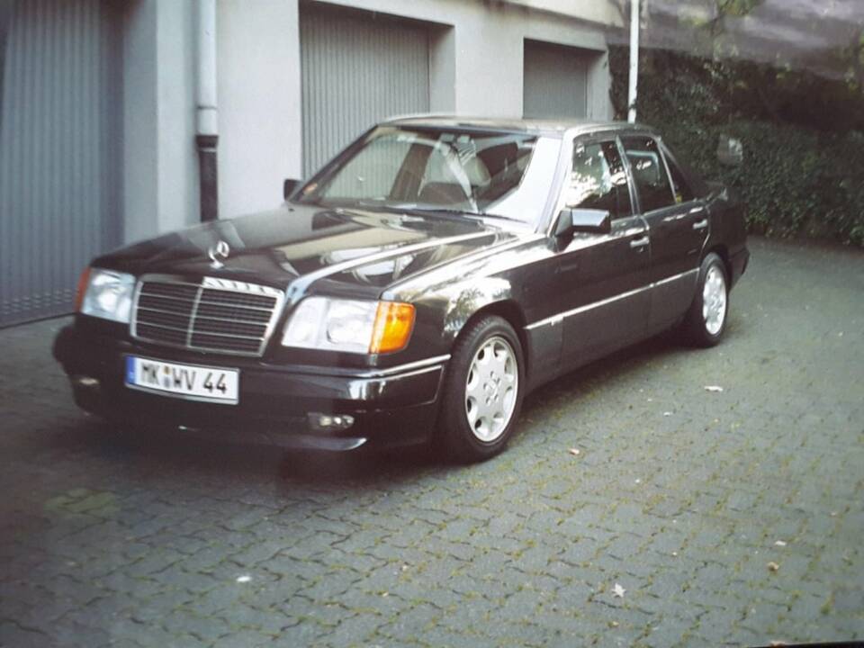 Image 1/8 of Mercedes-Benz 230 E (1988)