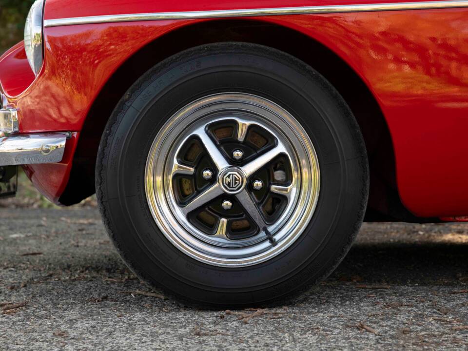 Image 20/77 of MG MGB GT (1972)