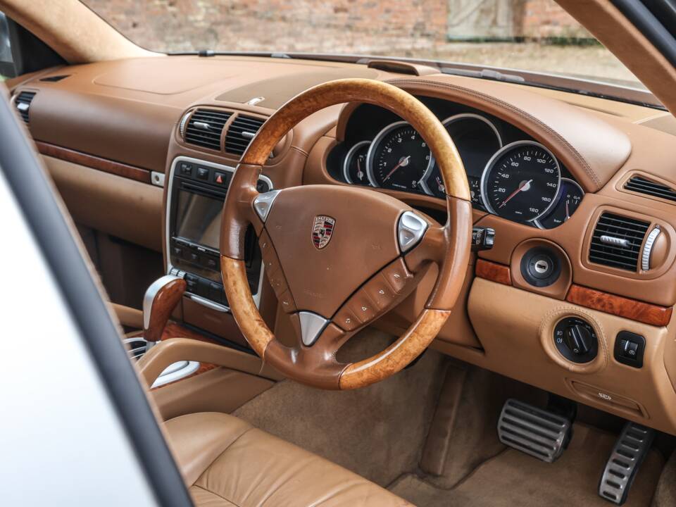 Bild 10/40 von Porsche Cayenne Turbo S (2006)