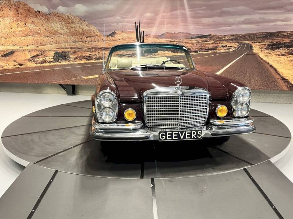 Image 9/38 de Mercedes-Benz 280 SE (1971)