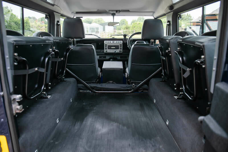 Image 17/50 de Land Rover Defender 90 Td5 (2003)