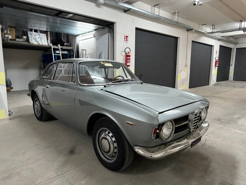 Image 15/18 of Alfa Romeo Giulia GT 1300 Junior (1968)