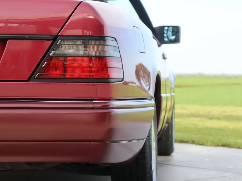 Image 39/50 of Mercedes-Benz E 220 (1994)