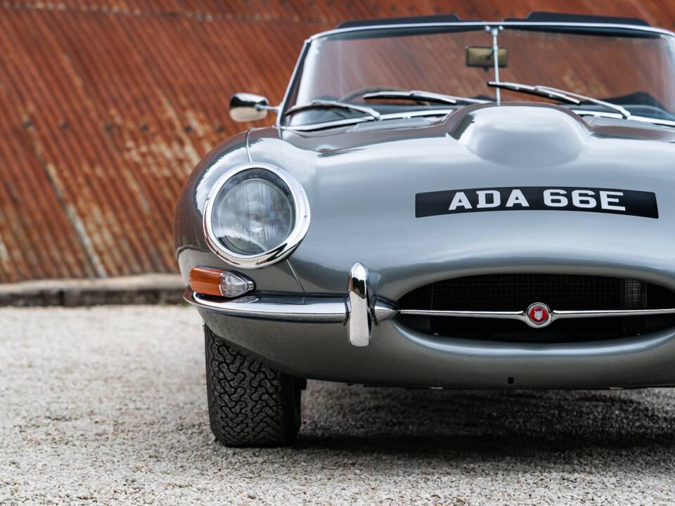 Image 15/34 de Jaguar E-Type (1968)