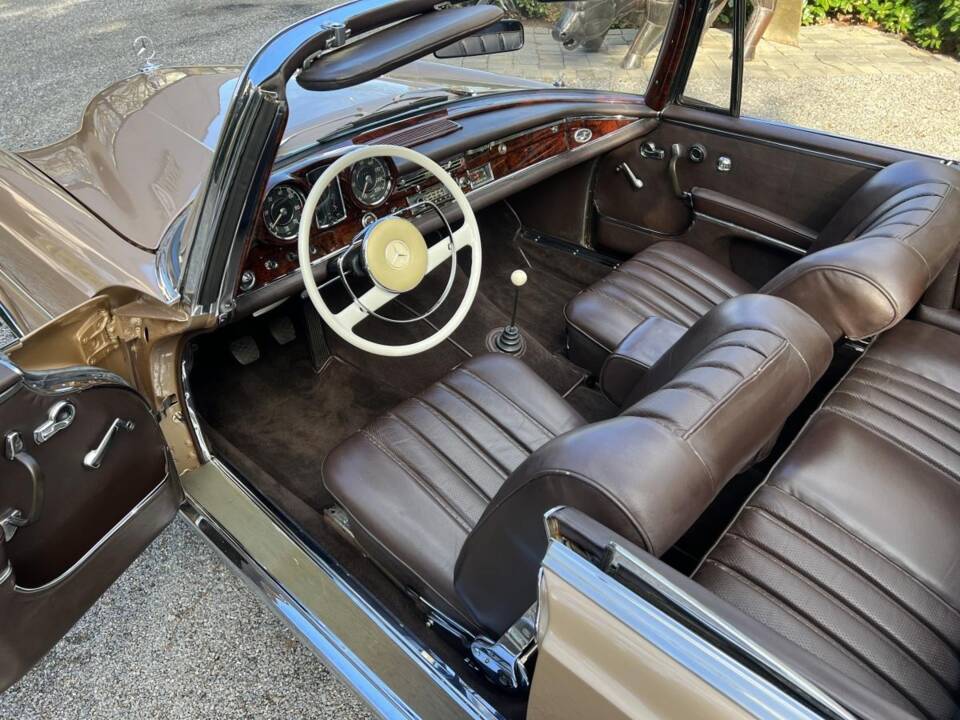 Image 15/22 of Mercedes-Benz 220 SE b (1963)