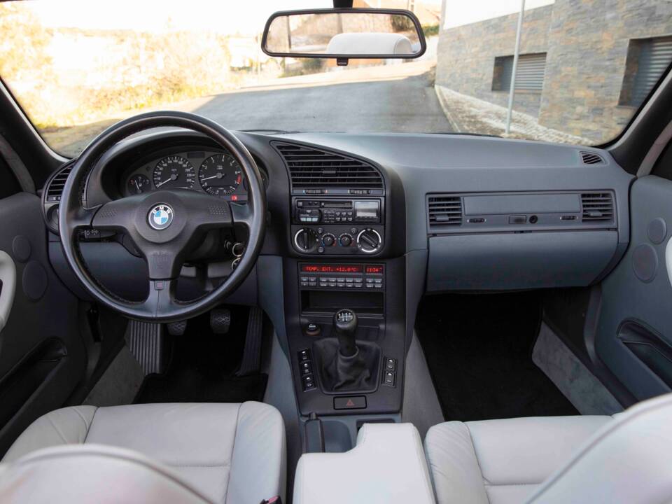 Bild 78/92 von BMW 325i (1994)