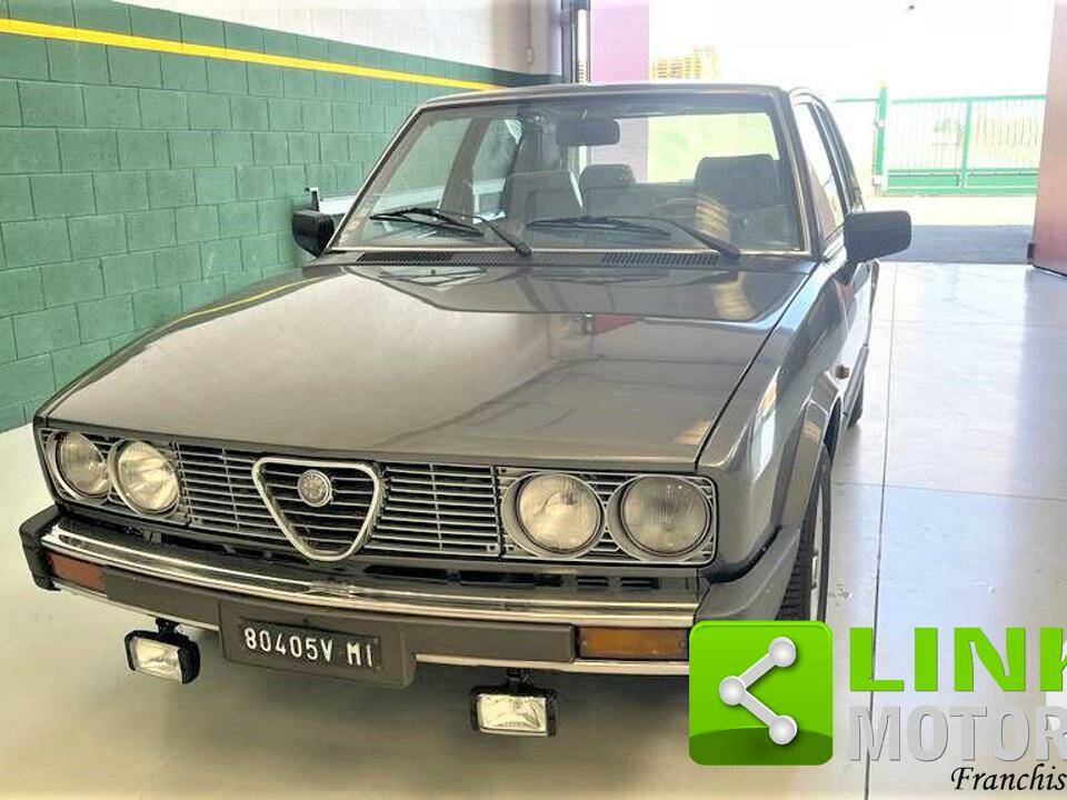 Image 2/10 of Alfa Romeo Alfetta Quadrifoglio Oro (1984)