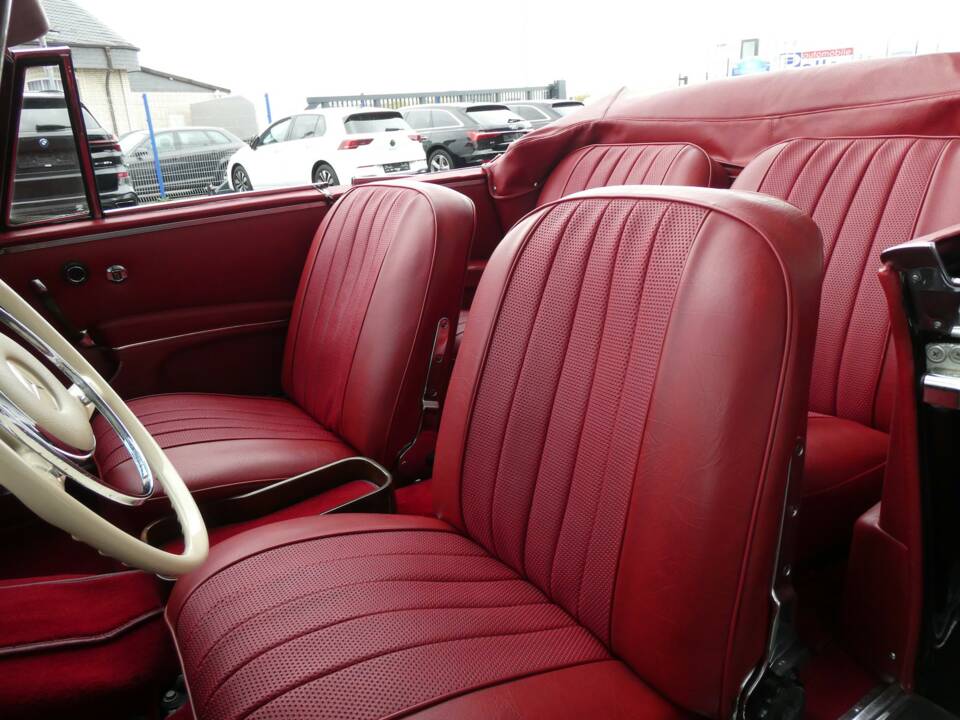 Imagen 11/26 de Mercedes-Benz 220 SE b (1963)
