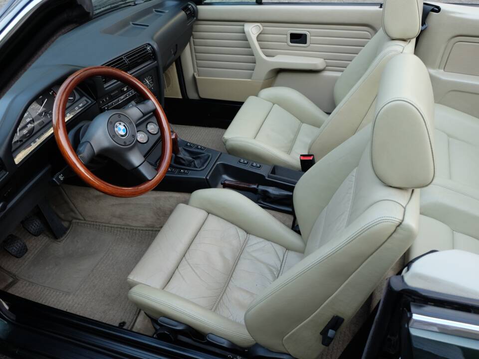 Immagine 16/48 di BMW 325i (1986)
