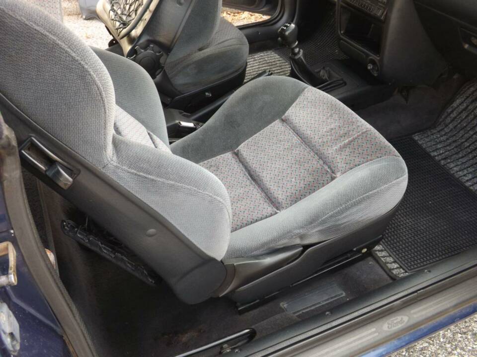 Bild 21/50 von Ford Escort 1.8 16v (1992)