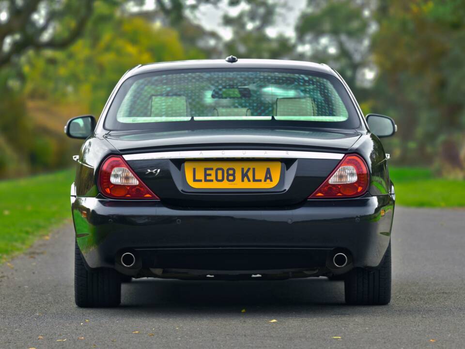 Image 11/50 of Jaguar XJ 8 4.2 (2008)