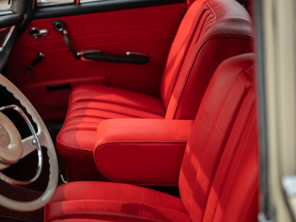 Image 25/42 of Mercedes-Benz 220 SE b (1965)