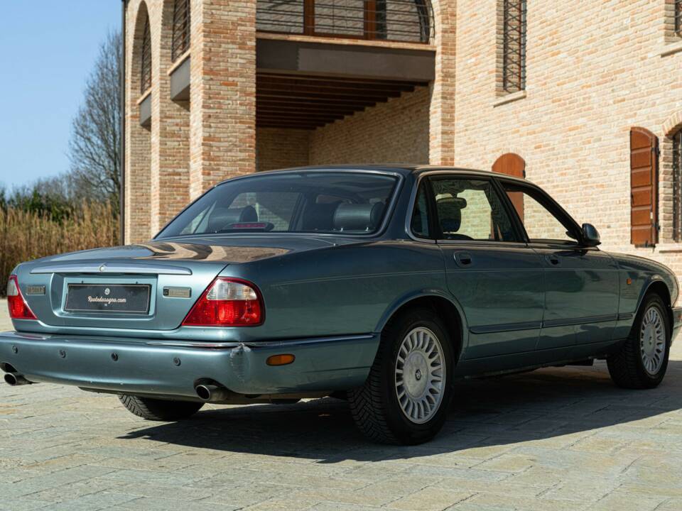 Bild 6/50 von Jaguar XJ 8 Executive (1997)