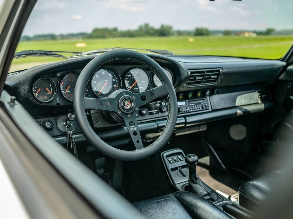 Image 4/8 of Porsche 911 Carrera 4 (1989)