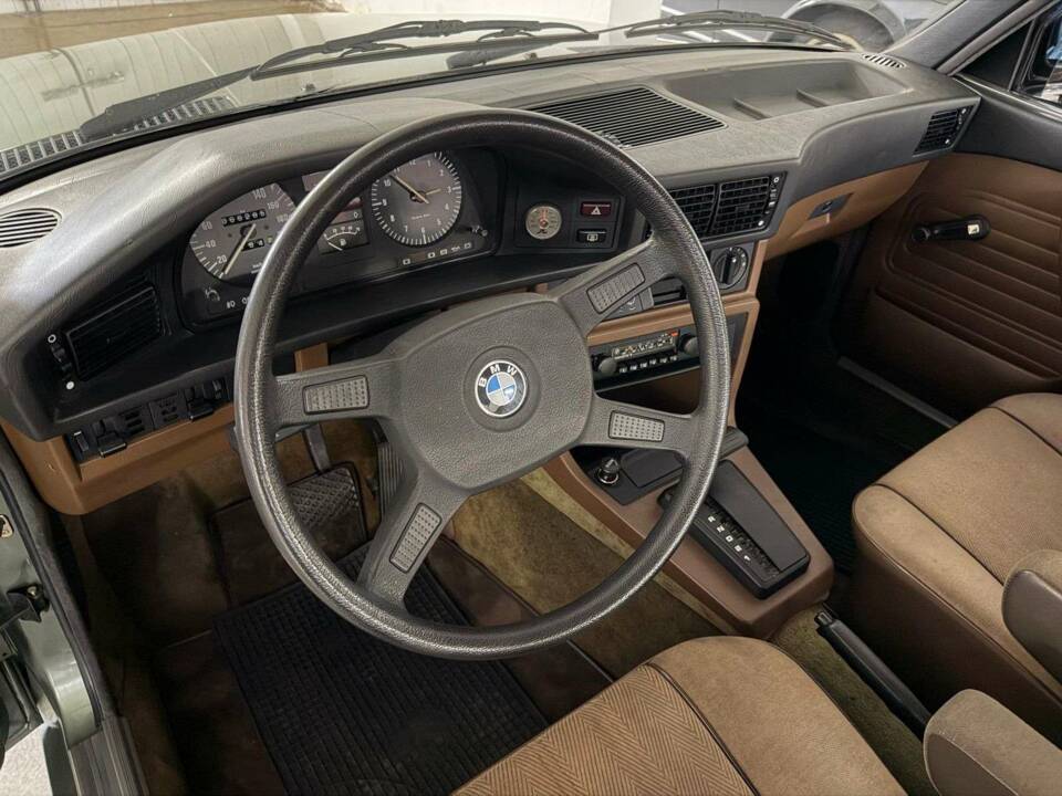 Bild 5/7 von BMW 520i (1982)